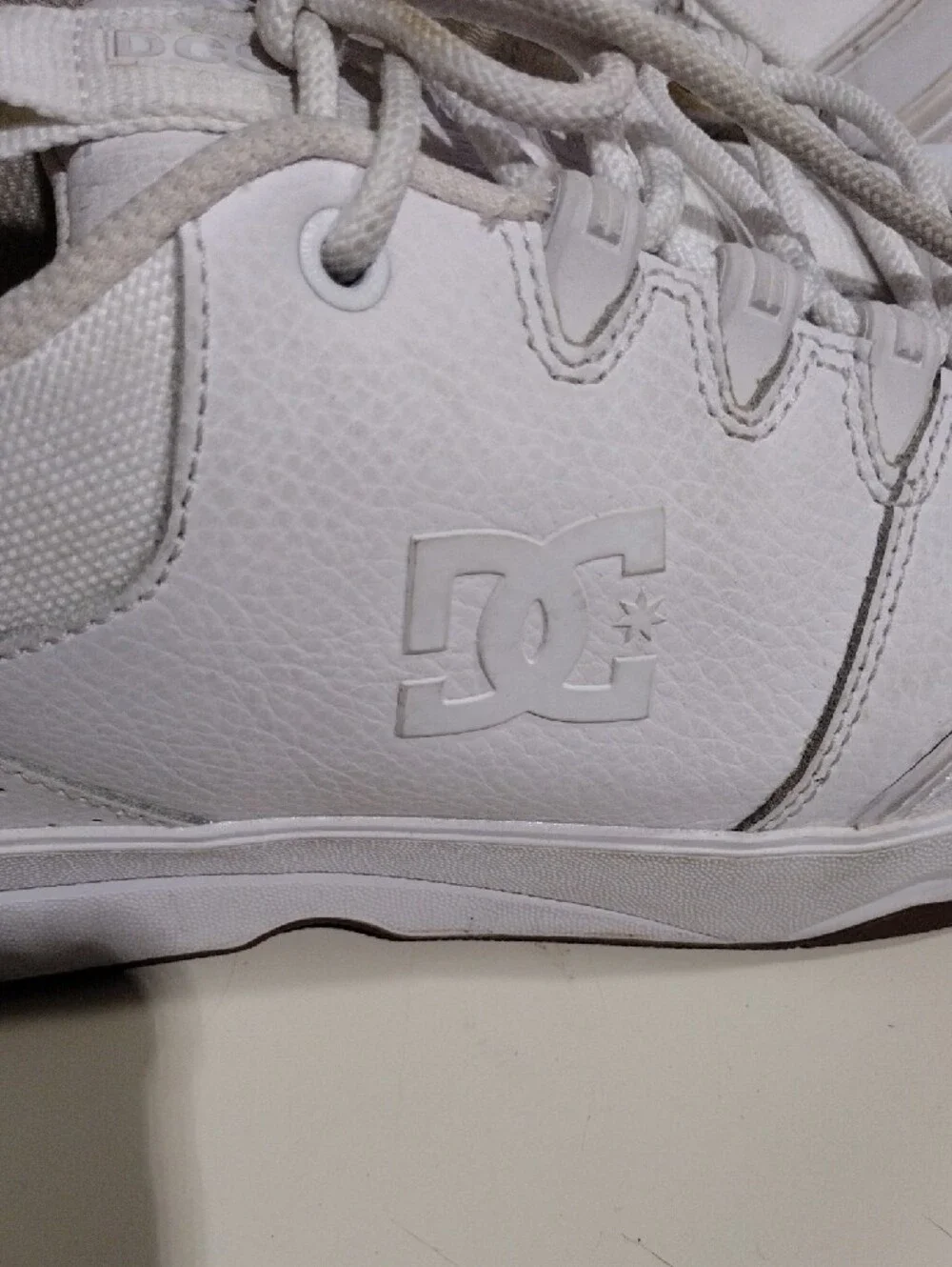 Men's DC Shoe Co. White Low-Top Casual Sneakers